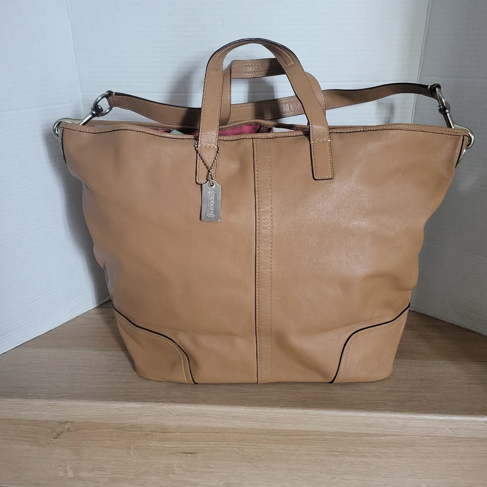 Coach Hadley Duffle Bag . - Picture 1 of 16